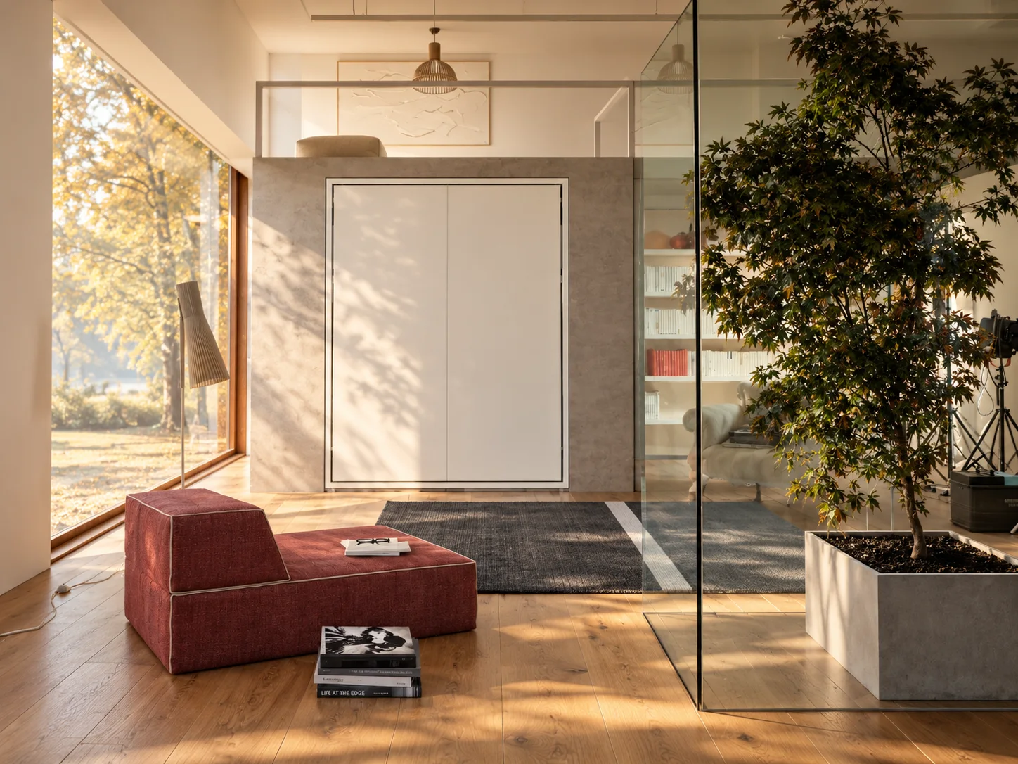 Loft lumineux au soleil d'automne, lit escamotable fermé dans une cloison