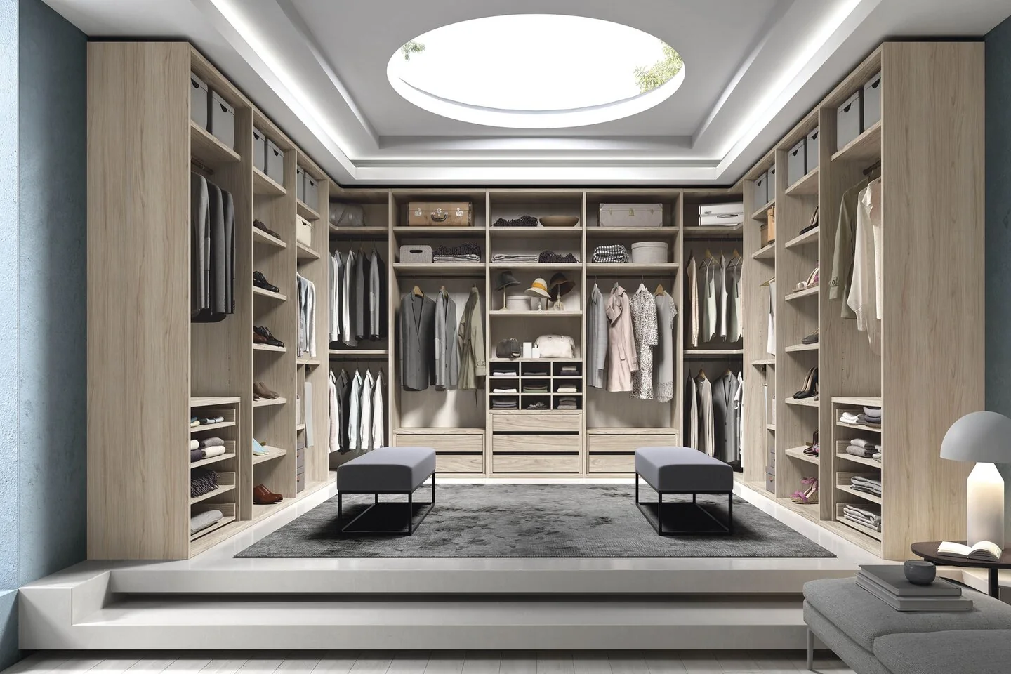 Grand dressing ouvert en U, décor chêne clair, penderies, étagères et tiroirs autour de deux banquettes
