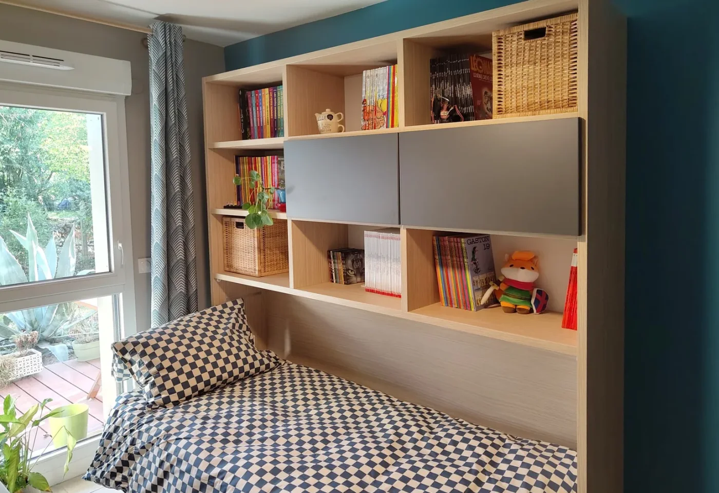 Lit horizontal sous bibliothèque (ouvert)
